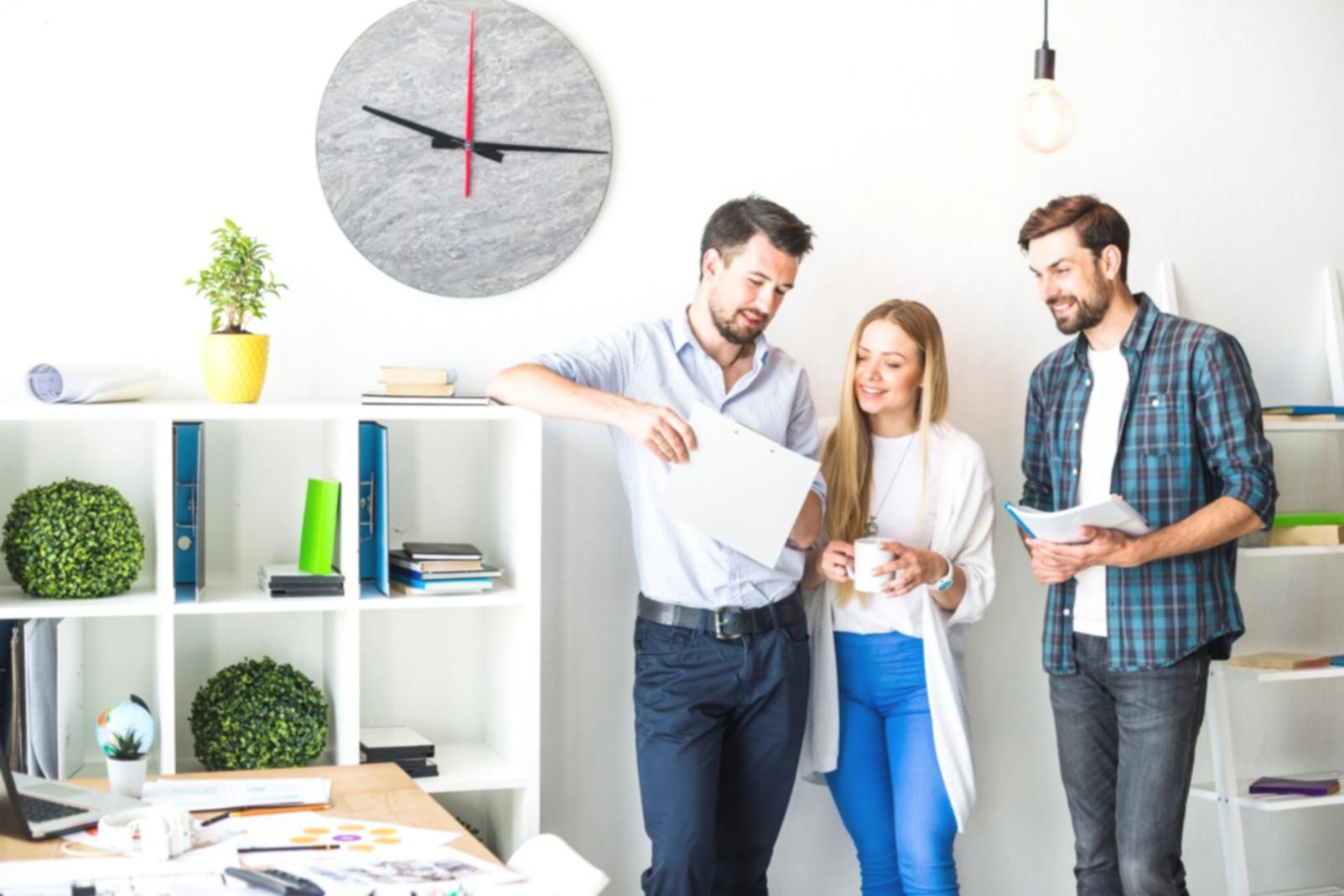 Réunion stratégique avec documents financiers sur la table