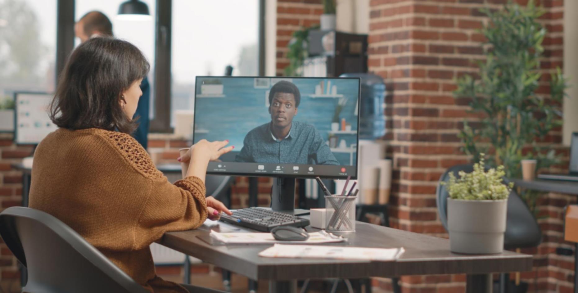 Espace de travail moderne avec équipe collaborative analysant des documents financiers